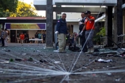 Tim forensik Polri memeriksa lokasi kejadian bom di sebuah gereja di Surabaya, Jawa Timur, 13 Mei 2018. (Foto: REUTERS/Sigit Pamungkas)