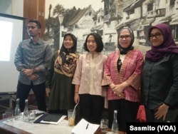 Ketua Departemen Pemberdayaan Perempuan Partai Golkar Puteri Anetta Komarudin bersama Titi Anggraini dan Edriana Noerdin saat berdiskusi di Jakarta, Selasa, 27 Agustus 2019. (Foto: VOA/Sasmito)