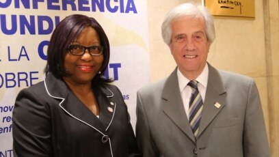 Bác sĩ Carissa Etienne, giám đốc Tổ chức Y tế Liên Mỹ (PAHO), trái, và Tổng thống Uruguay Tabare Vazquez.
