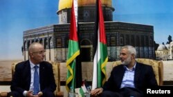 Nhà lãnh đạo tổ chức Hamas Ismail Haniyeh (phải) tiếp Thủ tướng Palestine Rami Hamdallah tại tư gia ở Gaza City, ngày 09/10/14.