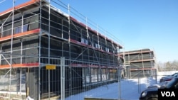 New housing for migrants is seen under construction in the town of Schwaebisch Gmuend, Germany, Jan. 18, 2016. A previous structure was attacked by arsonists in December. (H. Ridgwell/VOA)