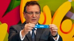 Babban Sakataren FIFA Jerome Valcke ya nuna wa jama&#39;a tikitin Najeriya yayin bikin fitar da jadawalin gasan cin kofin duniya na shekarar 2014 a garin Costa do Sauipe ranar 6 ga watan Disambar 2013.