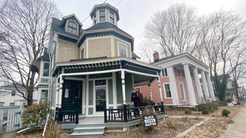 Younger Americans Leaving Cities for Low-cost Homes in Other Places