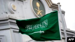 Bendera Arab Saudi berkibar di depan konsulat Saudi di Istanbul pada 13 Oktober 2018. (Foto: AFP)