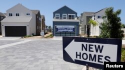 Sebuah rumah yang baru dibangun sedang dijual di Encinitas, California, AS, 31 Juli 2019. (Foto: REUTERS/Mike Blake)