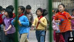 Học sinh trong giờ nghỉ ở một trường học tại Bắc Kinh, Trung Quốc.