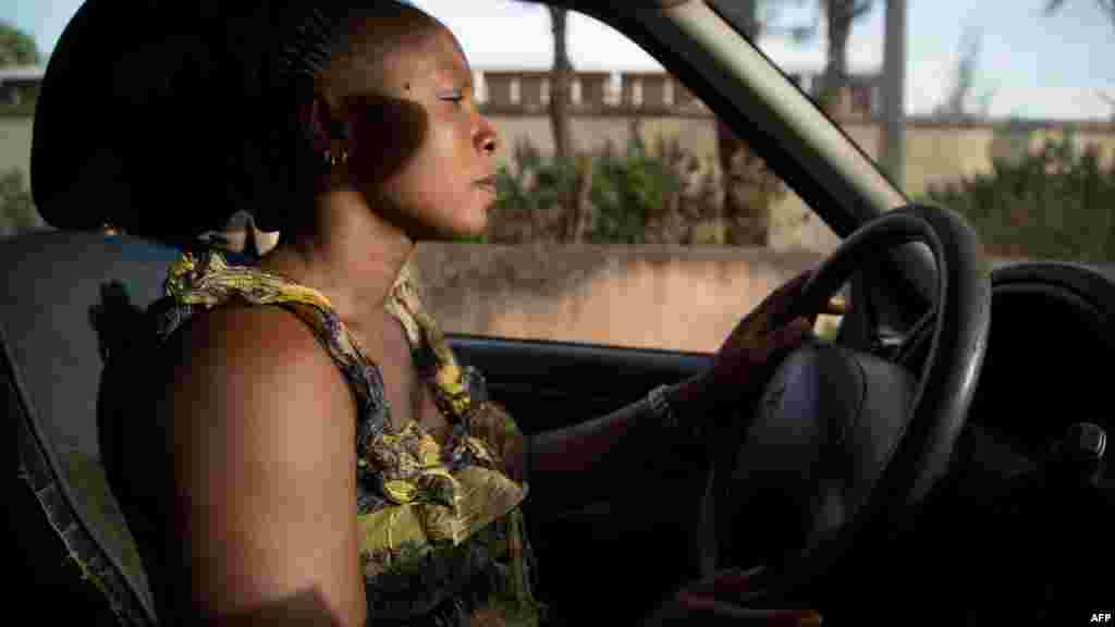 Bibata Gansgne, conductrice de taxi dans Ouagadougou, le 1er mai 2018.