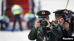 주요20개국(G20) 정상회의에 참석하는 세계각국 지도자들이 도착하는 중국 항저우 공항에서 2일 인민해방군 병사들이 사진 촬영을 하고있다. 