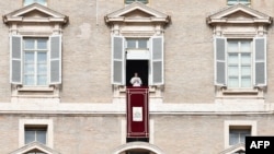 El Papa Francisco se dirige a los fieles desde la ventana del palacio apostólico con vista a la Plaza de San Pedro durante la oración semanal del Ángelus.