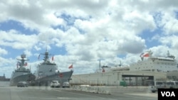 中国海军舰船停靠在珍珠港（美国之音黎堡拍摄）