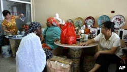 Chinese woman talk business with local women at a shop in Lagos, Nigeria, June 16, 2007. (file photo)