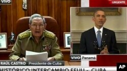 Presiden Kuba Raul Castro (kiri) dan Presiden AS Barack Obama saat menyampaikan normalisasi hubungan dipolomatik kedua negara (17/12).