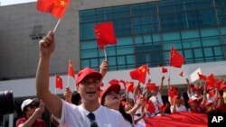香港亲中人士挥舞中国国旗庆祝中共建政70周年。（2019年10月1日）