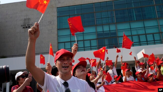 香港親中人士揮舞中國國旗慶祝中共建政70周年。(2019年10月1日)