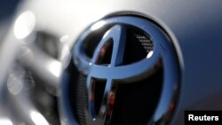 Logo Toyota terlihat pada sebuah mobil di Sao Paulo, Brasil, 2 Juni 2017. (Foto: Reuters)