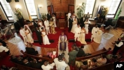 The Rev. Herbert Daughtry, center, officiates over a mass wedding at the House of Lord Church, New York (File Photo)