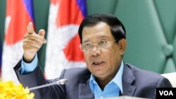  FILE-Prime Minister Hun Sen addresses environmental activists during the first national forum on “Protection and Conservation of Natural Resources,” on Monday, August 22, 2016 at Peace Palace in Phnom Penh. (Leng Len/VOA Khmer)