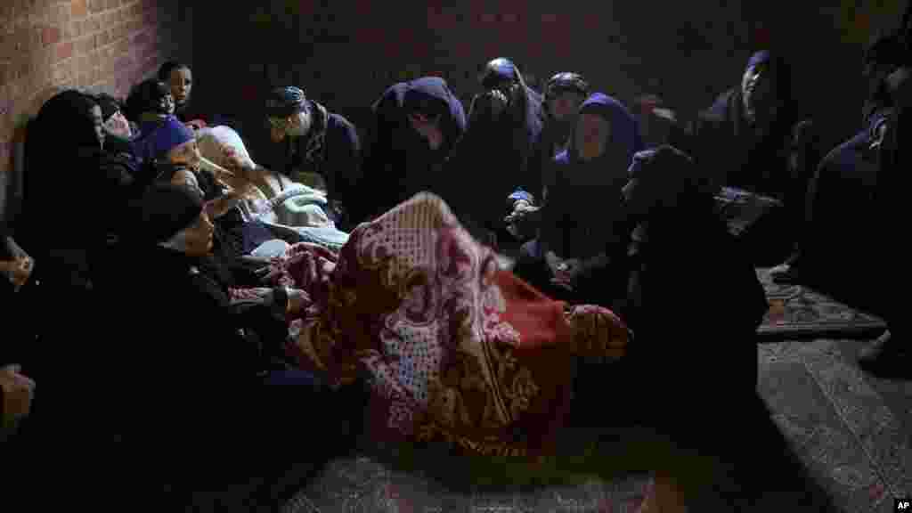 Jemaat Koptik Mesir berduka cita atas 21 pria Koptik Mesir yang dipenggal kepalanya oleh militan Negara Islam (ISIS) di Sirte, Libya, di dalam Gereja Perawan Maria di desa el-Aour, dekat Minya, 220 kilometer dari selatan Kairo, Mesir (16/2).​&nbsp;(AP/Hassan Ammar)