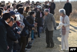 Kaisar Jepang Akihito (kedua dari kanan) dan Permaisuri Michiko (kanan) bertemu dengan warga yang menunggu pasangan tersebut saat mereka berjalan-jalan di sebuah pantai dekat Vila Kerajaan Hayama di Prefektur Kanagawa, 21 Januari 2019.