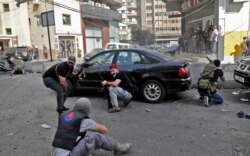 Pejuang Syiah Hizbullah dan Amal membidik sasaran saat berlangsungnya bentrokan di daerah Tayouneh, pinggiran selatan ibu kota Beirut, 14 Oktober 2021.