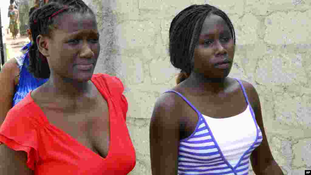 Des étudiants de l'université de Garissa sortent d'une maison où ils s'étaient mis à l'abri lors d'une attaque par des hommes armés à Garissa, au Kenya, jeudi 2 Avril 2015.