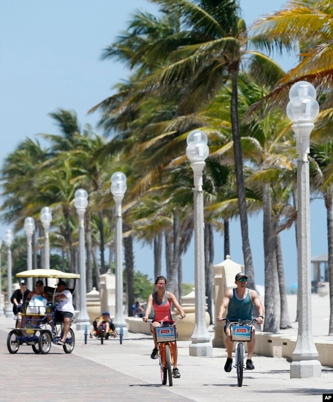 đường Hollywood Beach Broadwalk ở Florida