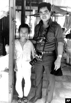 En esta foto de 1967, el fotógrafo Nick Ut junto a Kim Phuc.