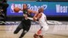 Kevin Durant des Brooklyn Nets (7) tente un passage en force face à Chris Paul de Phoenix, en NBA, USA, le 25 avril 2021.