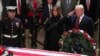 哀悼者在美国国会向前总统老布什致敬