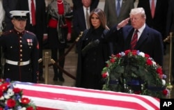 پرزیدنت ترامپ و بانوی اول در کنار تابوت بوش فقید