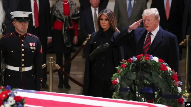 美国总统特朗普和第一夫人梅拉尼娅在国会山圆形大厅向前总统老布什的灵柩致敬。（2018年12月3日）