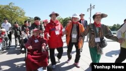 지난해 9월 서울 월드컵공원 내 평화의 공원에서 열린 '치매극복 걷기대회'에 참가한 어르신들이 공원을 걷고 있다. 