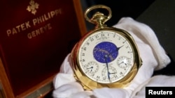 Jam "The Henry Graves Supercomplication" hasil karya Patek Philippe, saat dilelang di Rumah Lelang Sotheby's, Genewa (5/11).