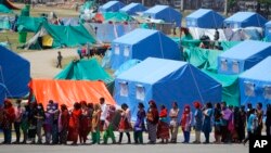 尼泊爾發生7.8級強震8天之後倖存者居於帳篷。