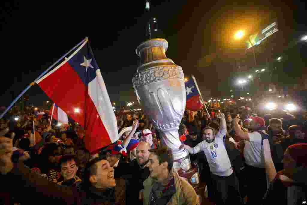 A festa nas ruas de Santiago do Chile, capital chilena, depois da conquista da Copa América Centenário