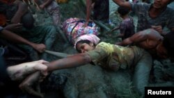 ဘဂၤလားေဒ့ရွ္ဘက္ နတ္ျမစ္ကို ေက်ာ္ျဖတ္ကူးေျပးလာတဲ့ ႐ိုဟင္ဂ်ာမူဆလင္အမ်ိဳးသမီးတဦး။