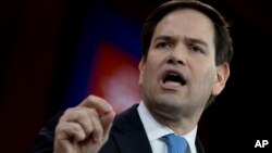 Senator Marco Rubio dari Partai Republik saat berpidato dalam Konferensi Aksi Politik Konservatif (CPAC) di National Harbor, Maryland (27/2). (AP/Carolyn Kaster)