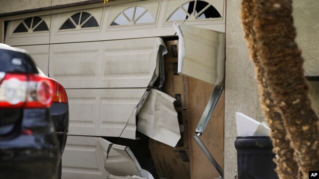 Cochera de la casa de Enrique Márquez en Riverside, California, la cual ha sido allanada varias veces por la policía.