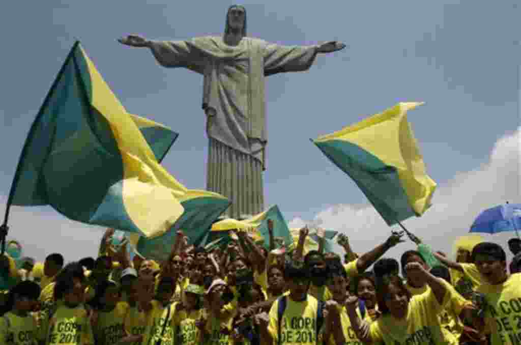 Aficionados del fútbol se reúnen en el Cristo Redentor para celebrar que Brasil fue escogido por la FIFA como sede de la Copa Mundial de 2014.