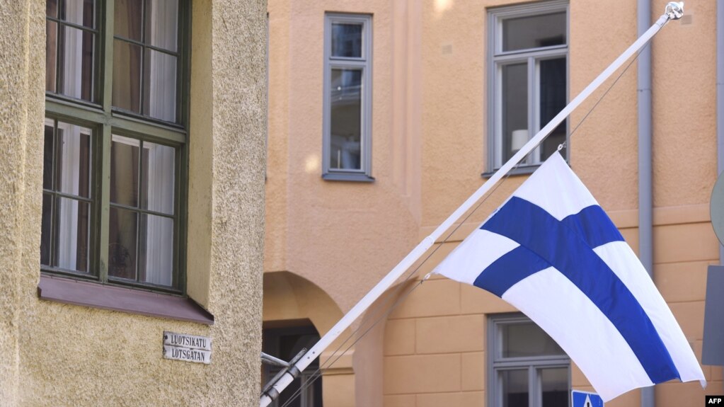 Le drapeau finlandais à Helsinki, le 13 mai 2017.