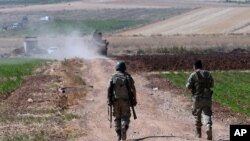 Turkish soldiers patrol near the border with Syria, ouside the village of Elbeyli, east of the town of Kilis, southeastern Turkey, July 24, 2015. Security forces killed a suspected Islamic State militant, and detained 21 others, while they were trying to illegally cross the border from Syria into Turkey.