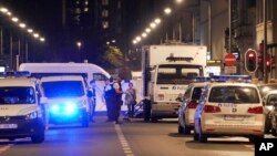 25일 테러가 발생한 벨기에의 도심 도로에서 경찰이 수사를 벌이고 있다. 