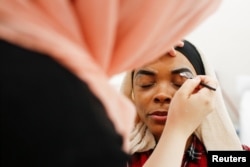 Khoda Kheir, 30, receives a Halal eyebrow treatment at the Le'Jemalik Salon and Boutique in Brooklyn, New York, June 21, 2017.