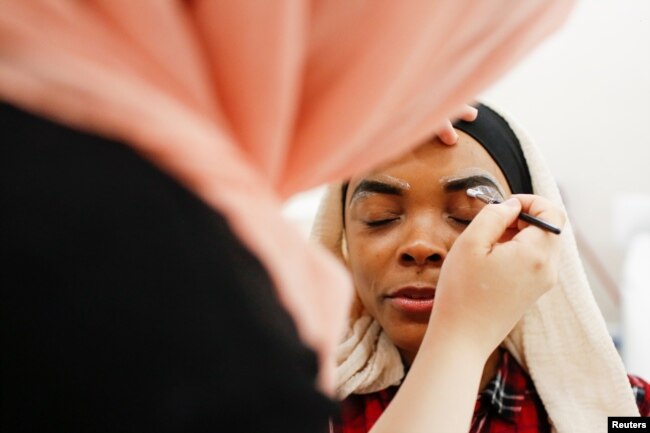 Khoda Kheir, 30, receives a Halal eyebrow treatment at the Le'Jemalik Salon and Boutique in Brooklyn, New York, June 21, 2017.