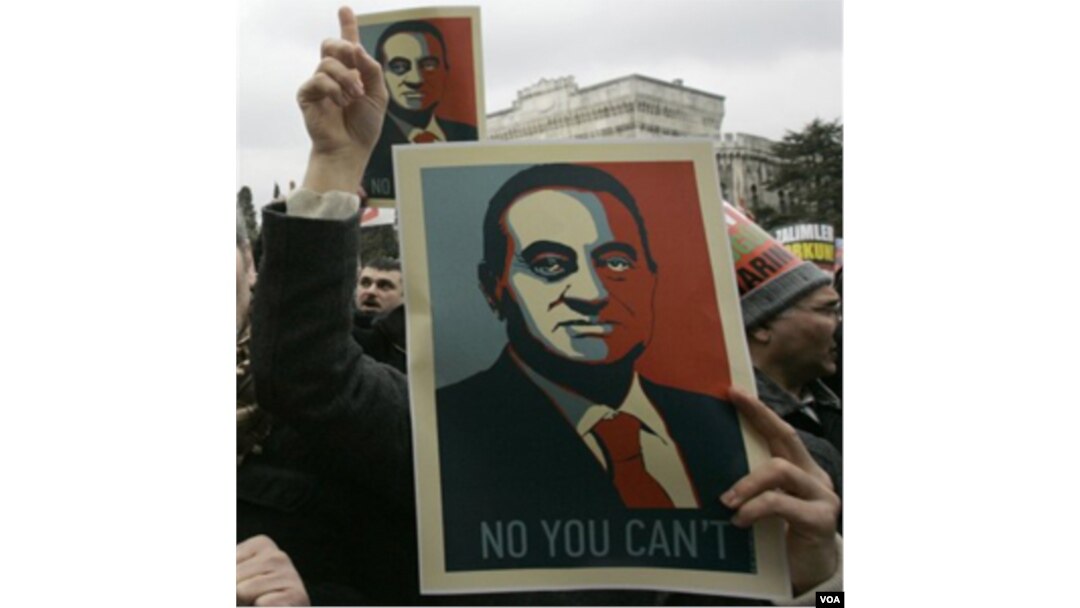 Demonstrasi menentang Mubarak juga berlangsung di Masjid Beyazit, di Istanbul Jumat (4/2). Demonstran Turki membawa poster membalikkan slogan Presiden Obama: "Yes, We Can".
