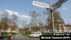 Noms de rues à Berlin, "Petersallee" et "Nachtigalplatz" le 12 avril 2018. 
