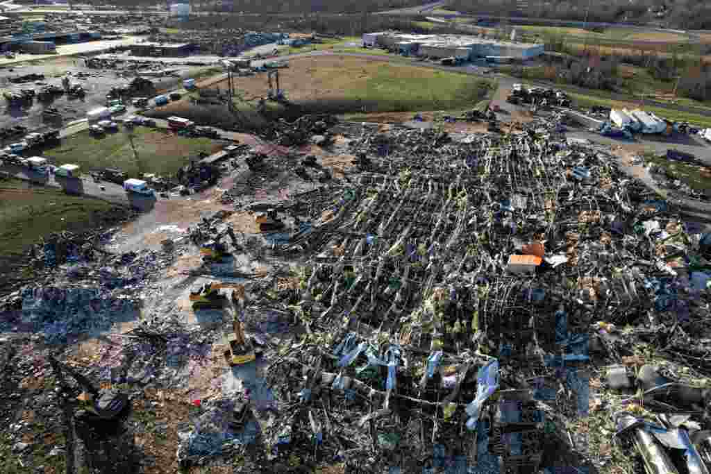 Una vista general de los daños y escombros de una fábrica de velas, en Mayfield, Kentucky. 