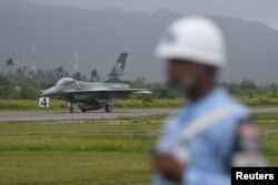 Jet tempur F-16 C tiba di pangkalan militer Raden Sadjad di Pulau Natuna, Provinsi Kepulauan Riau, 7 Januari 2020. (Foto: Antara/M Risyal Hidayat via REUTERS