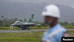 一架印尼F-16 C戰機抵達納土納島上的一個空軍基地（ 2020年1月7日）