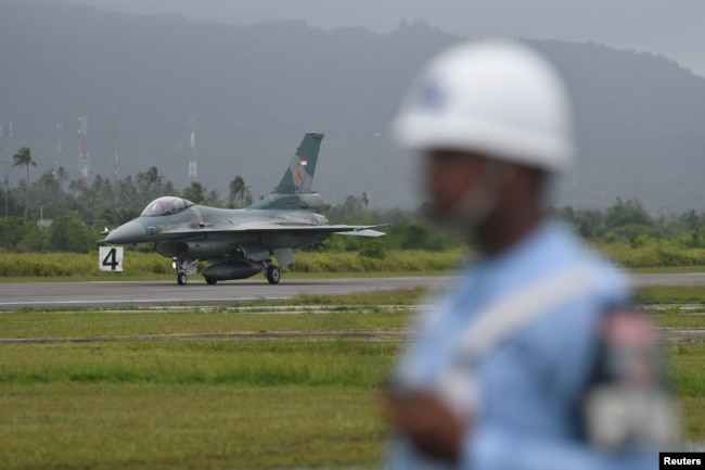 Jet tempur F-16 C tiba di pangkalan militer Raden Sadjad di Pulau Natuna, Provinsi Kepulauan Riau, 7 Januari 2020. (Foto: Antara/M Risyal Hidayat via REUTERS